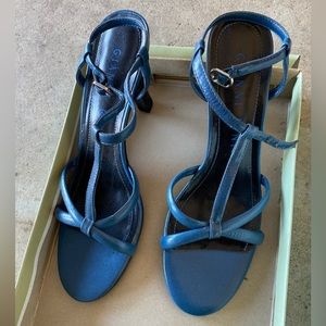 Gianni Bini Dark Blue T-strap heels